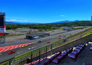 車のレース場と青空